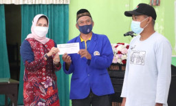 Relawan Penggali Kubur Terima Bantuan