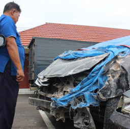 Diduga Mabuk, Pengemudi Mobil Innova Kabur Setelah Tabrak Rumah Warga