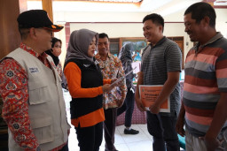 Bupati Mojokerto Serahkan Bansos untuk 18 Warga Trowulan Terdampak Angin Kencang