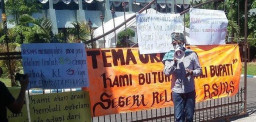 Warga Situbondo Demo ingin Temui Bupati