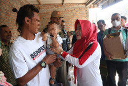 Bupati Ikfina Serahkan Bantuan untuk Bayi Stunting di Dawarblandong