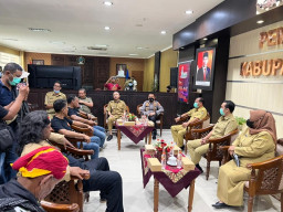 Wabup Blitar Rahmad Santoso Temui Massa GPI Usai Unras