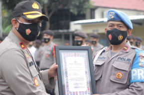 Sebelas Anggota Polres Blitar Kota Terima Piagam Penghargaan