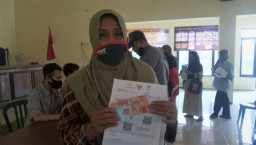 1.649 Warga Kecamatan Badas Terima Bansos Tunai Kemensos