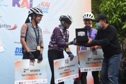 Istri Wali Kota Kediri Sang Queen of Mountain pada KAI Kediri Dholo KOM Challenge 2021