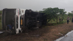 Diduga Tergelincir, Bus Terguling, 14 Orang Luka-luka