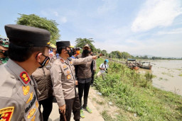 Kapolda Jatim Cek Lokasi Kapal Sungai Tenggelam dan Turunkan Tim Pencarian di Rengel Tuban