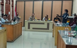 Tuntut Keadilan, Keluarga Amari dan Warga Unjuk Rasa Temui Kapolres