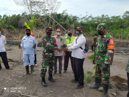Tanam Pohon Jaga Kelestarian Hutan Lindung