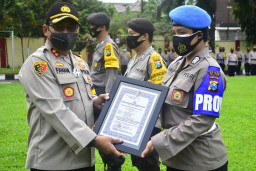 Penyerahan Bantuan Motor dan Penghargaan saat Apel di Polres Blitar