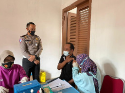 Polres Blitar Gelar Vaksinasi Gratis, untuk Pelayanan SIM dan Pembayar Pajak Kendaraan