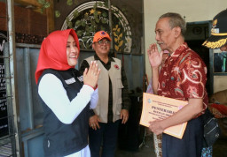Bupati Ikfina Serahkan Bansos Kepada Warga Terdampak Angin Puting Beliung