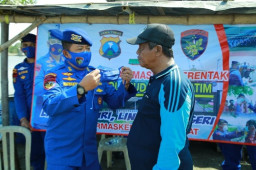 Ditpolairud Polda Jatim bagi 3000 Masker