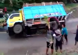 Truk Muat Tebu Terguling, Kemacetan Mengular Panjang