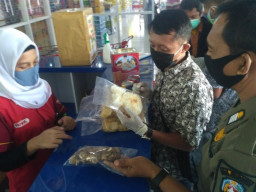 Petugas Temukan Mamin Tak Layak Edar