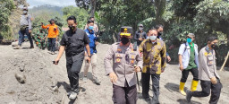 Kapolda Jatim Dampingi Kunjungan KSAD ke Lokasi Bencana Erupsi Semeru