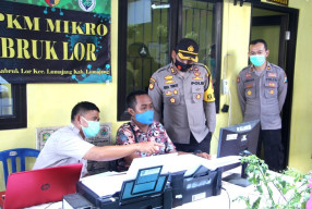 Kapolres Lumajang Berikan Bantuan Beras Kepada Ratusan Warga Usai Divaksin Covid-19