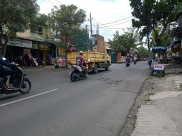 Jalan Berlobang Bahayakan Pengendara R2