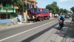 Diduga Mengantuk, Sopir Truk Tabrak Penjual Pentol hingga Tewas