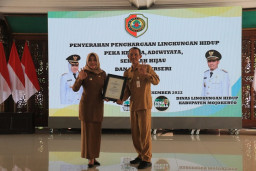 Bupati Mojokerto Terima Penghargaan Nirwasita Tantra Tahun 2021