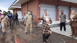 Sidak Pasar Ketidur, Wali Kota Ning Ita Cek Bangunan Kios Pedagang