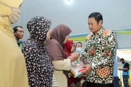 Libur Nelayan karena Ombak Besar, Nelayan Terima Bantuan Sembako