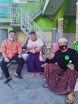 Bacabup Cak Taufik Bagikan Sirup Anti Covid ke Tiga Kecamatan