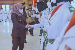 Kukuhkan 75 Anggota Paskibraka Kota Mojokerto, Ini Pesan Wali Kota