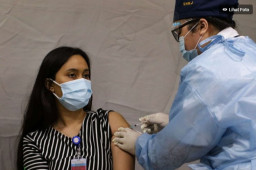 Gubernur Khofifah: Tidak Usah Pilih-pilih Jenis Vaksin Covid-19