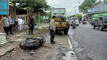 Tabrakan Motor dan Bus di Jalan Bojonegoro-Babat, Pengendara Motor Luka Parah