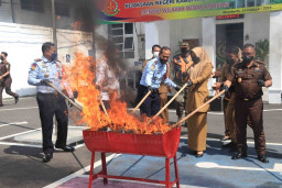 Bupati dan Forkopimda Musnahkan Barang Bukti Ganja dan Upal di Kejari Mojokerto