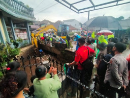 Tanggap Bencana, Polres Batu Bersihkan Sampah Penyebab Meluapnya Sungai Ledok