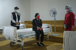 Ketua DPR RI Tinjau RS Darurat Lapangan Tembak Surabaya