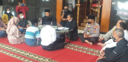 Dengan Rasa Haru dan Khidmat Dua Sejoli Lakukan Akad Nikah di Masjid Polres Blitar