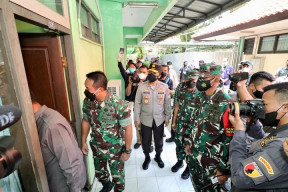 Pangdam V Brawijaya dan Kapolda Jatim Dampingi Panglima TNI Mengecek Pelaksanaan Karantina Terpusat PPLN di Jatim