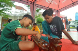 Sambut Hari Pahlawan, Warga Surabaya Antusias Mainkan Permainan Tempo Dulu