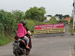 Pengurus RW Menutup Jalan ABR, Aktivitas PT KMB Berhenti