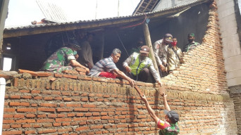 9 Rumah Ambruk Akibat Hujan Disertai Angin Kencang di Jabung, Ini yang Dilakukan Polres Malang