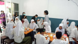 Sehari, Siapkan 100 Porsi Makanan yang Dibagikan Cuma-cuma