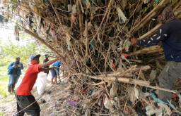 500 Kilogram Sampah Plastik Ditemukan di Kali Porong
