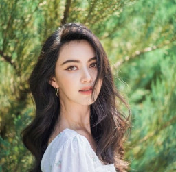 Pertahankan Body Goals, Davika Hoorne Rajin Angkat Barbel sambil Break Dance