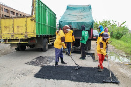 Jelang Mudik Lebaran, Sejumlah Ruas Jalan di Lamongan Diperbaiki