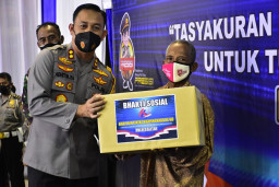Satlantas Polres Blitar Berikan Bantuan Kepada Puluhan Tunawisma