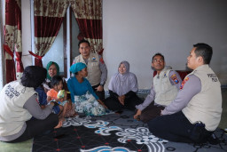 Tim Psikologi Polres Jember Berikan "Trauma Healing" Korban Pembakaran Rumah di Desa Mulyorejo