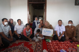 Bupati Ikfina Serahkan Santunan BPJS Ketenagakerjaan Kepada Ahli Waris Korban Kecelakaan Kerja