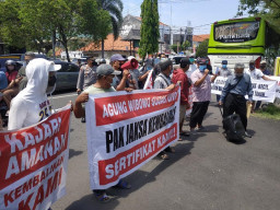 Korban Mafia Tanah Demo Kejari Sidoarjo Tuntut Penyerahan Sertifikat Tanah
