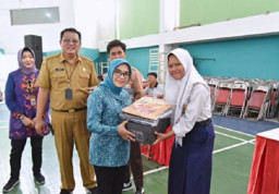 Pemkot Surabaya Distribusikan Seragam dan Sepatu Gratis ke 7.000 Pelajar