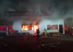 Dipicu Korsleting Listrik, 2 Kamar Mess di Jalan Margomulyo Ludes Terbakar