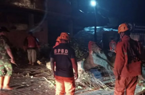 Hujan Angin Kencang, Pohon di Telaga Sarangan Tumbang Halau Jalan