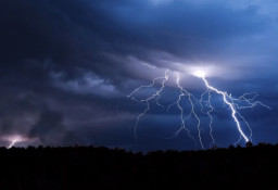 Enak-enak Mancing, Pria Asal Jombang Tersambar Petir Gara-gara Lubang Senar Pancing